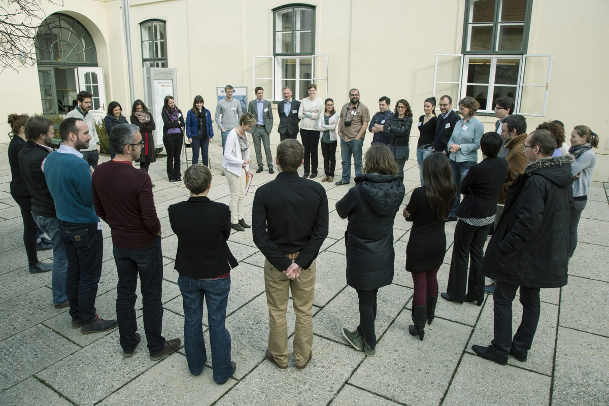 TeilnehmerInnen eines Kick Off Meetings lernen sich kennen