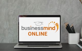 Laptop mit BusinessMind Online Logo