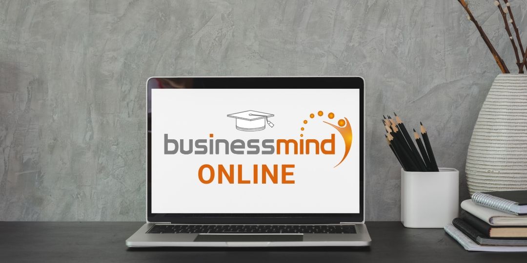 Laptop mit BusinessMind Online Logo