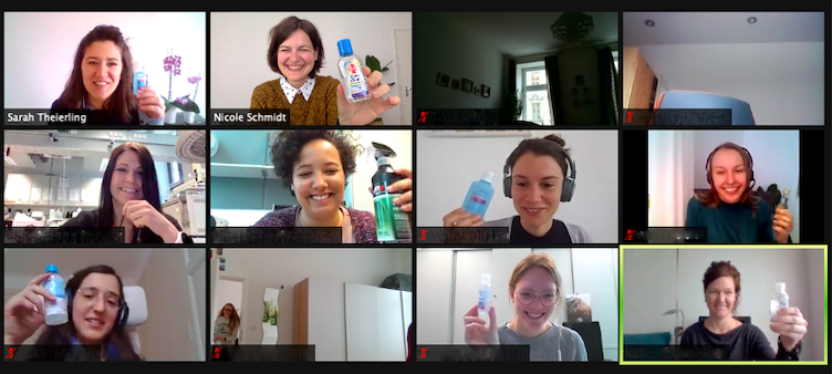 Ein Screenshot von einem ZOOM Meeting. Lachende junge Frauen, die Gegenstände in die Kamera halten.