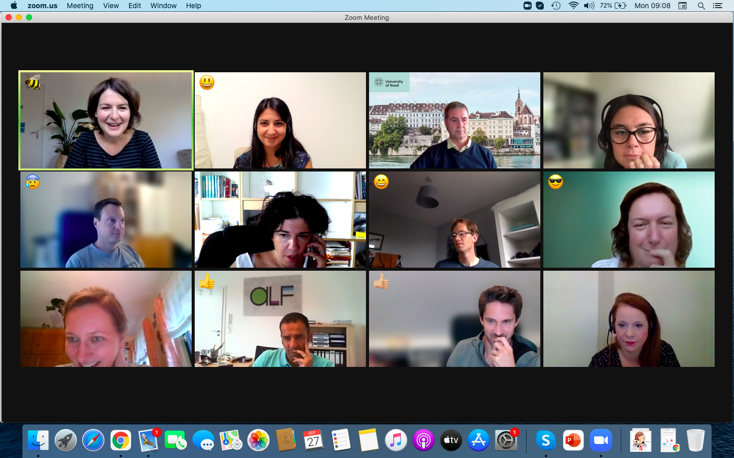 ein Screenshot von einem ZOOM Meeting, die Teilnehmer haben ihre Videokameras an und manche haben verschiedene Emojis ausgewählt